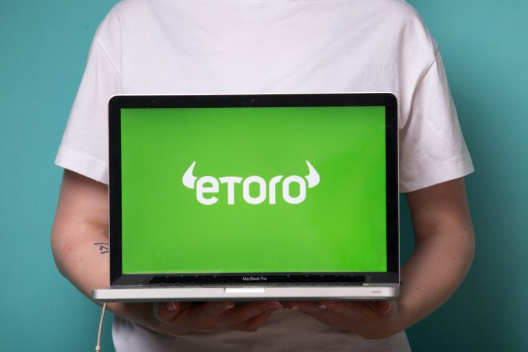 eToro er populær blandt aktiehandlere, fordi der ingen kurtage er